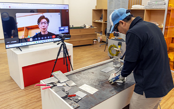 オンライン実演で溶接の様子を中継している様子