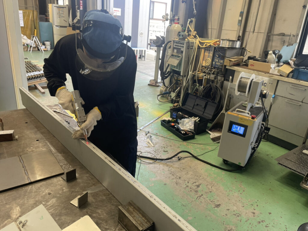 ケーアイ工業様の工場でフレームを溶接している様子