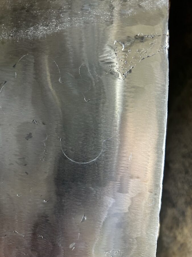 肉盛溶接と仕上げ加工を終えた大型ローラーの表面
