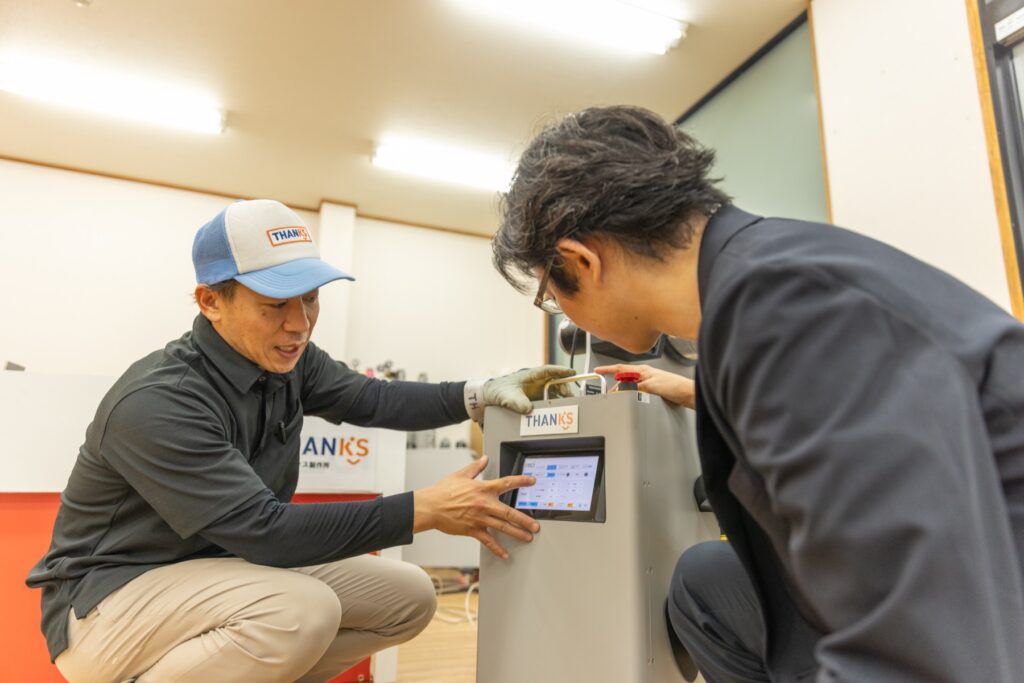 納品時にお客様へ操作方法を説明している様子