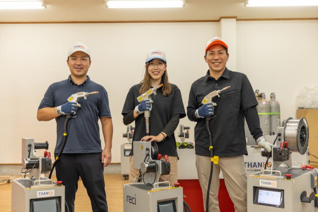 出張実演に伺うサンクス製作所のスタッフ3名