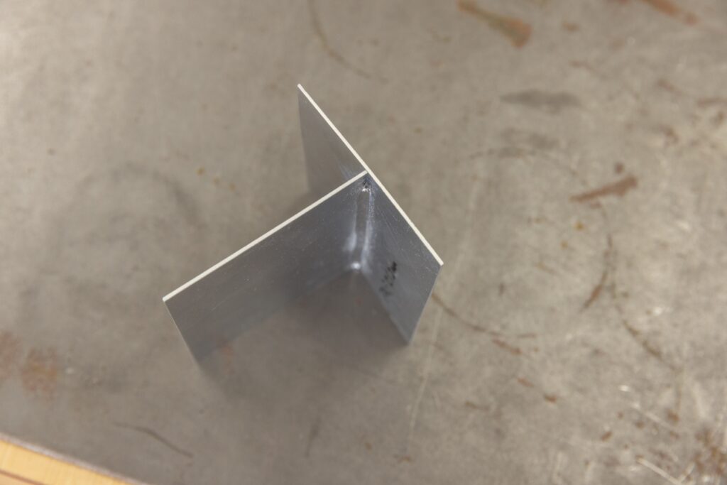 アルミの薄板をT字に溶接したサンプル