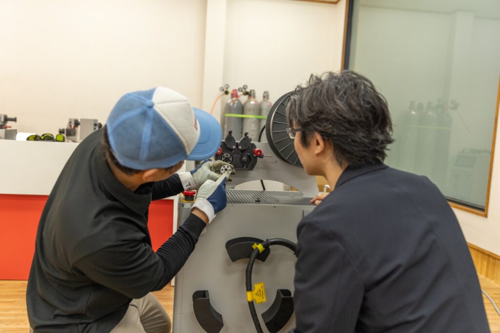 お客様の現場で実機を使って説明している様子