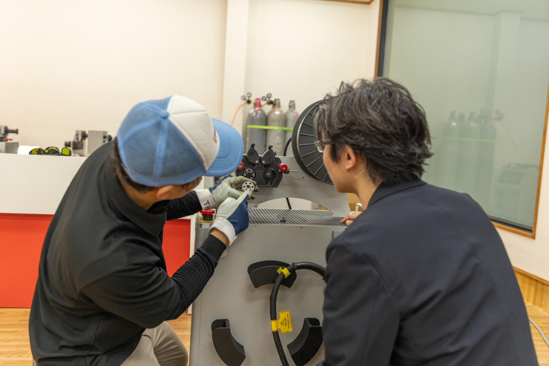 お客様の現場で実機を使って説明している様子