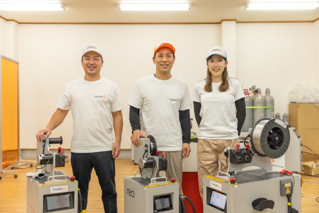 サンクス製作所のスタッフとファイバーレーザー溶接機