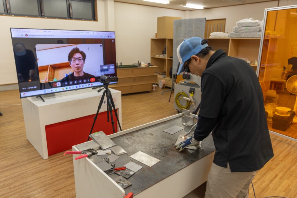 オンライン実演で遠隔のお客様に溶接を見ていただいている様子