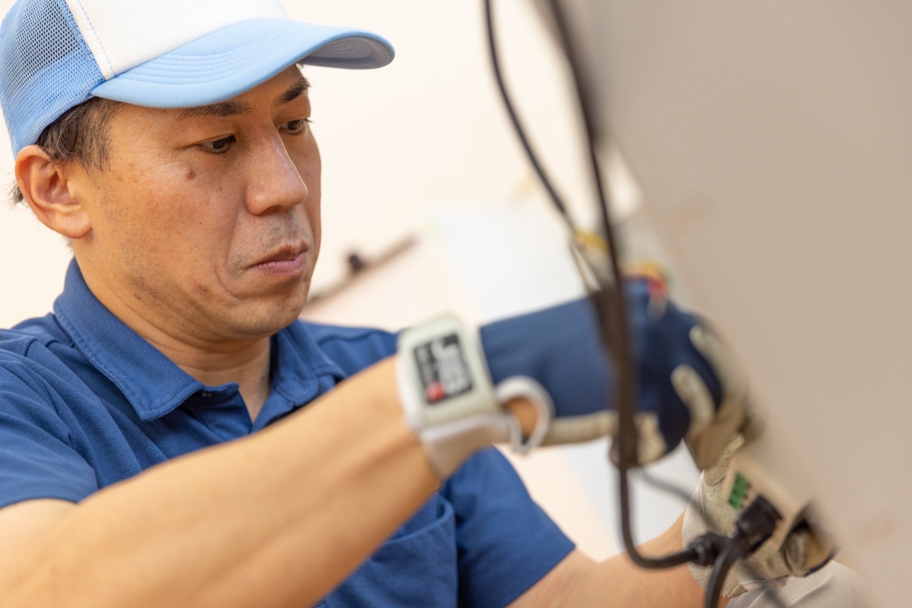 ファイバーレーザー溶接機のトーチを操作する様子