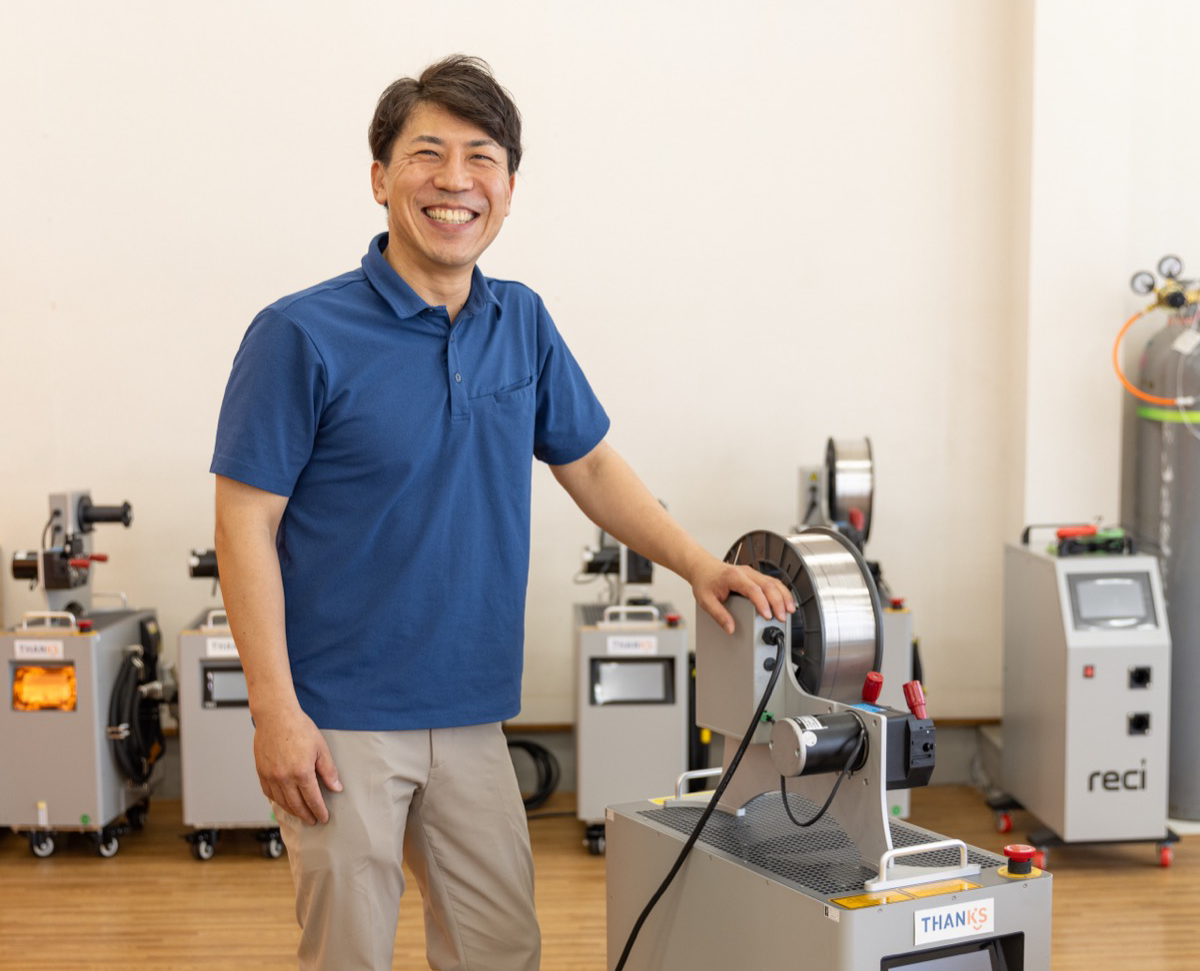 ショールームでファイバーレーザー溶接機を見るスタッフ