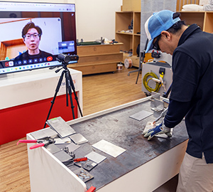 オンラインで溶接の実演を中継している様子
