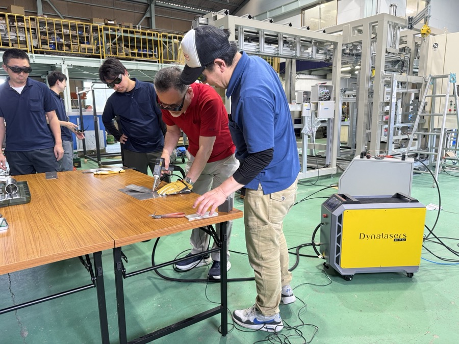 工場でダイナレーザーの操作説明をしている様子