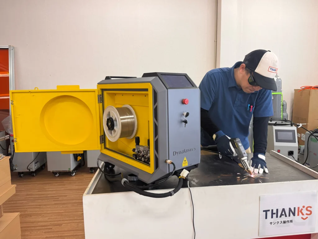 ダイナレーザーの実機で溶接を実演している様子