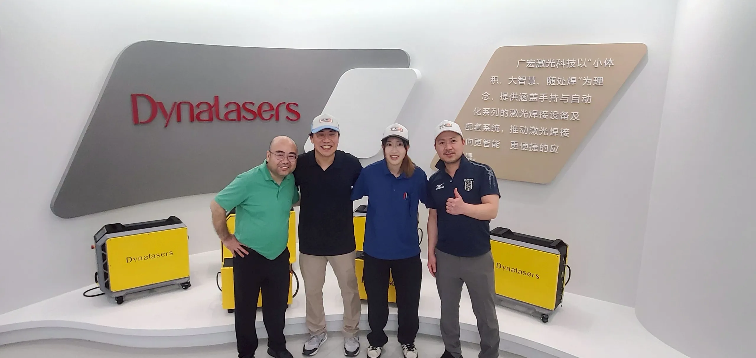ダイナレーザーの展示ブースでメーカー担当者と並ぶ様子