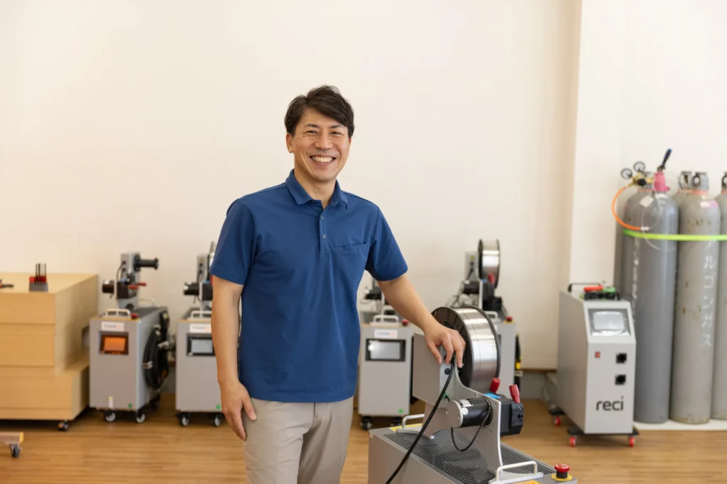 複数のファイバーレーザー溶接機が並ぶ社内のショールーム