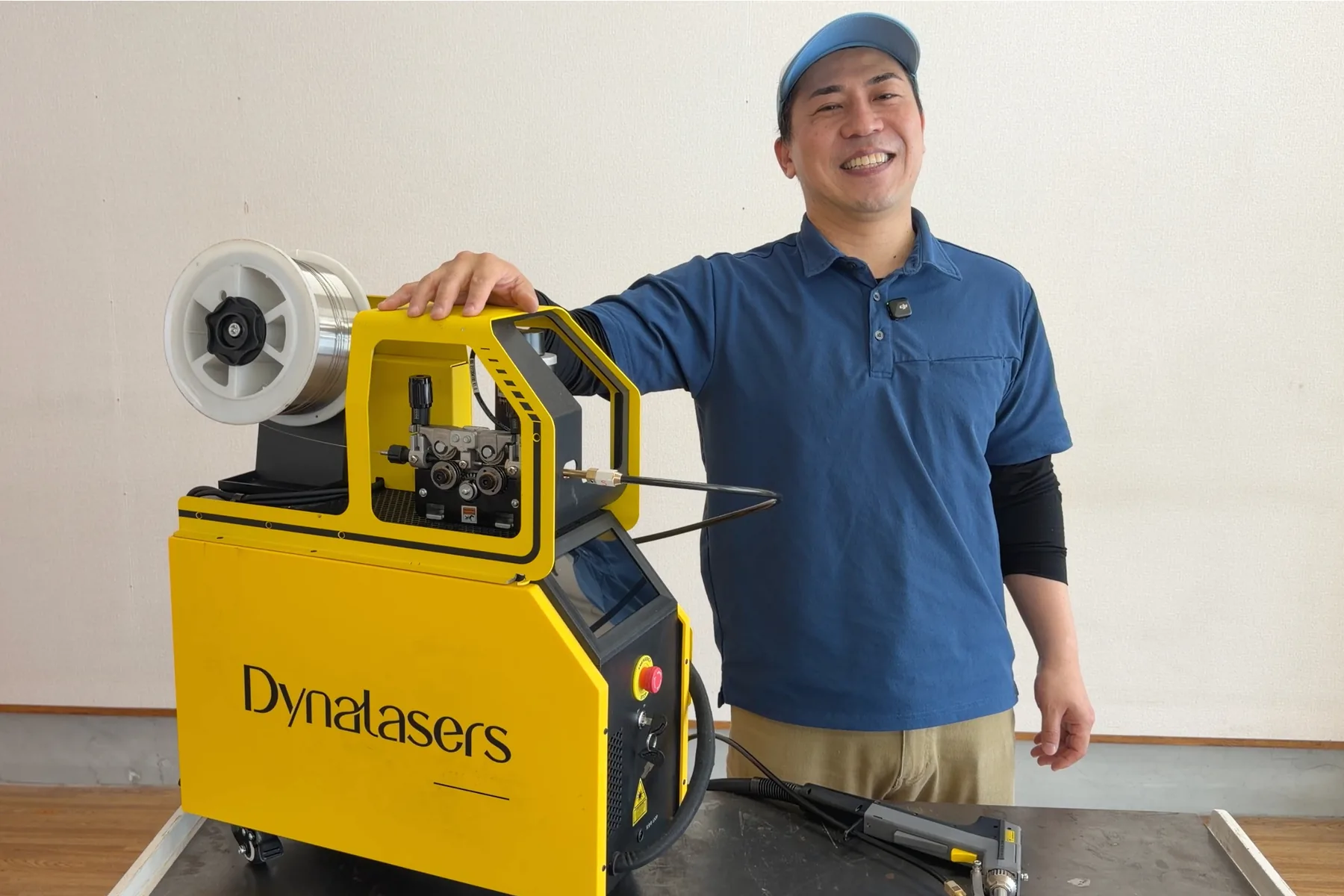 ダイナレーザーの実機を前にするサンクス製作所のスタッフ