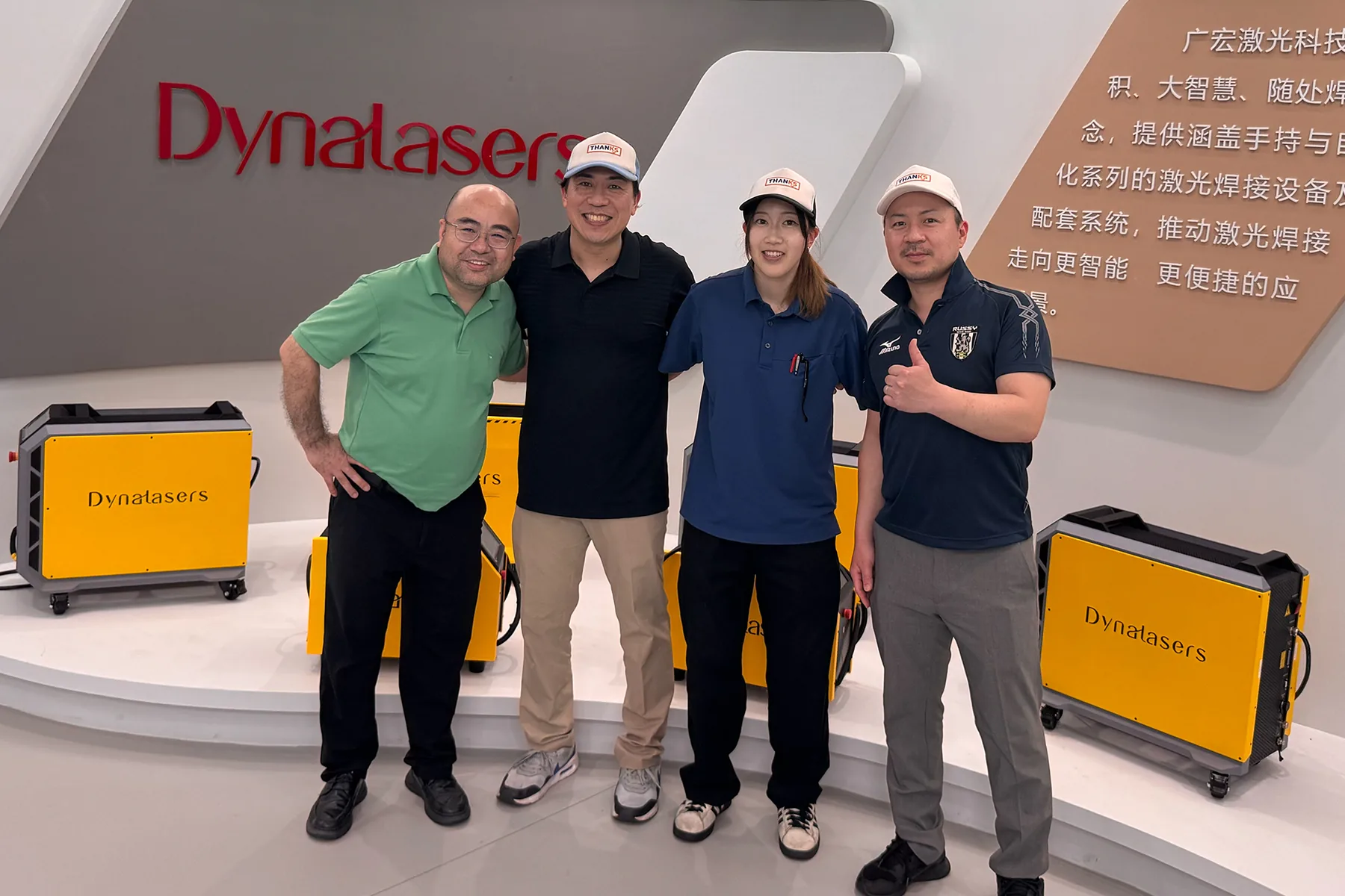 ダイナレーザーのメーカー担当者と並ぶサンクス製作所のメンバー