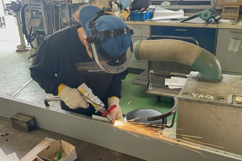 従来工法で長尺のフレームを溶接している様子