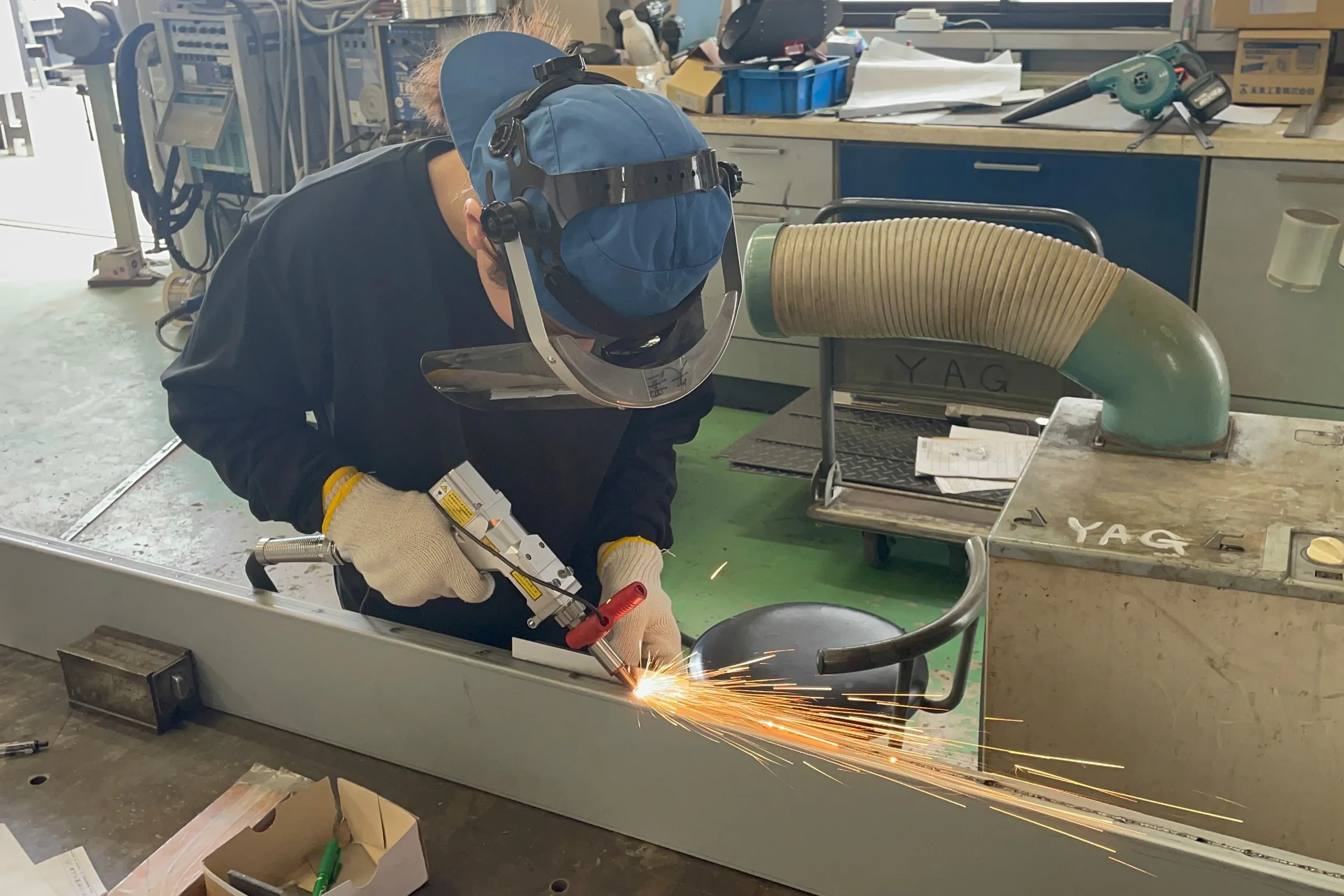従来工法で長尺のフレームを溶接している様子